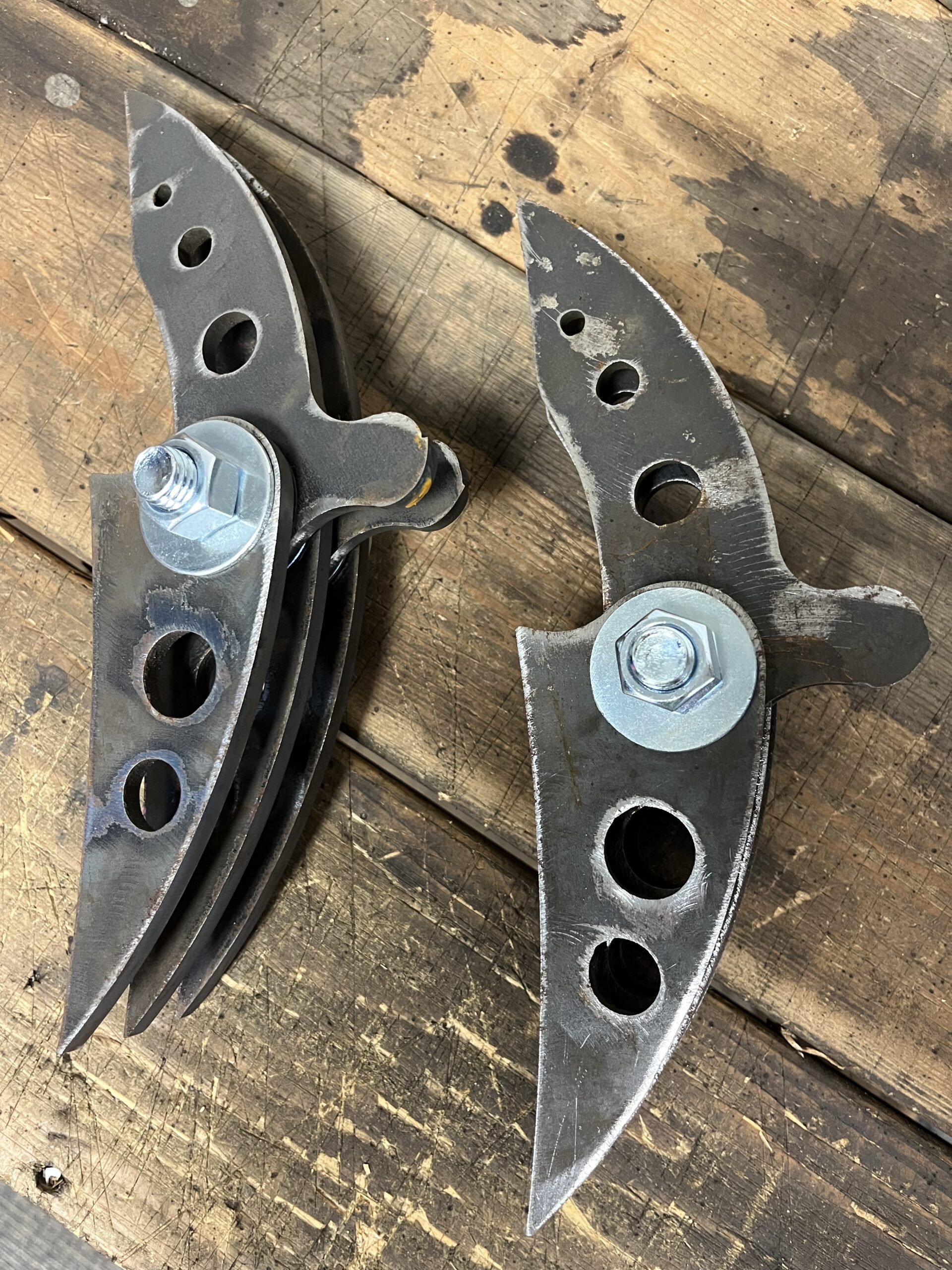 Weld-On BearClaw Heavy Duty Hinges for 1,000 Gallon Tanks - Image 4